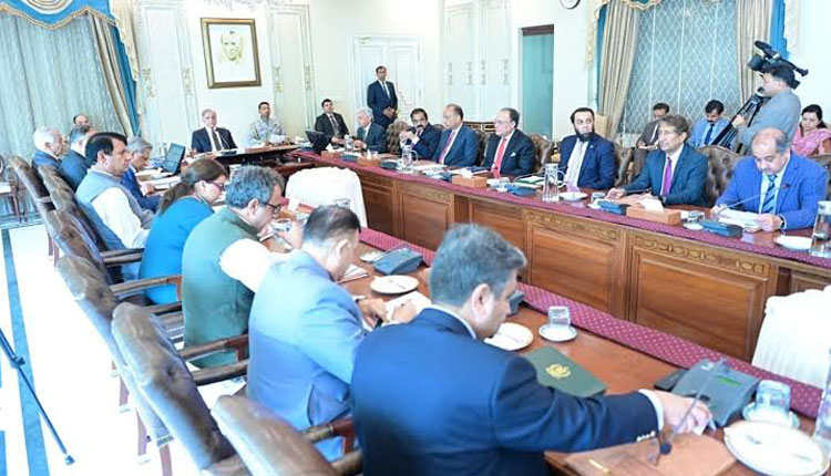 پمز آتشزدگی : وزیراعظم کا 8 ذمہ داران کے خلاف کارروائی کا حکم