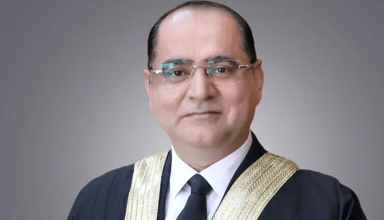 عدالت میں سیلفیاں بنانے پر وکیل کی سرزنش