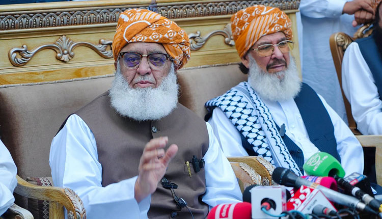 پی ٹی آئی کو دہشت گرد کہتے ہیں تو مذاکرات کیوں کیے؟ مولانا فضل الرحمان کا سوال