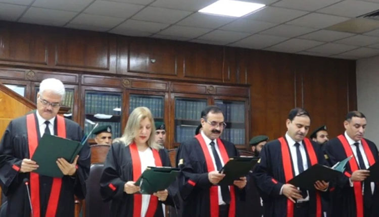 پشاور ہائیکورٹ کے 4 ججز مستقل ہوگئے، چیف جسٹس نے حلف لے لیا