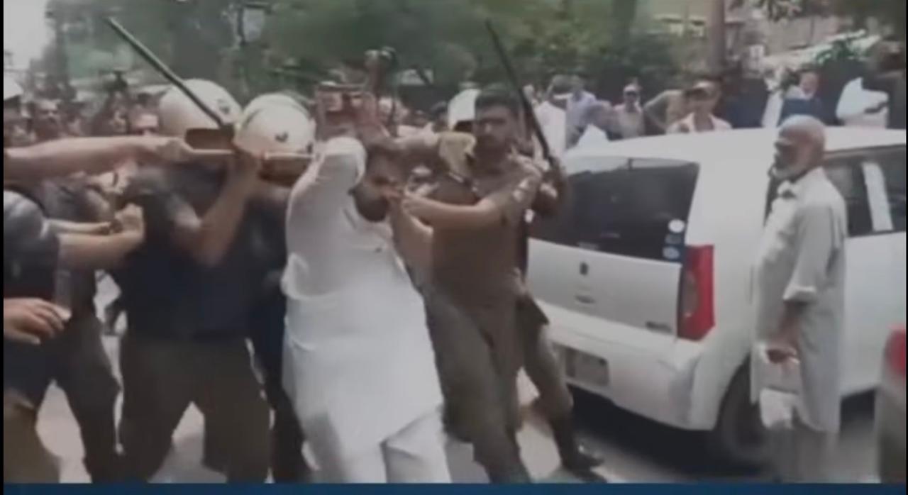 عمران خان کی گرفتاری کے تین سال مکمل، لاہور میں پی ٹی آئی احتجاج، متعدد رہنما اور کارکن گرفتار